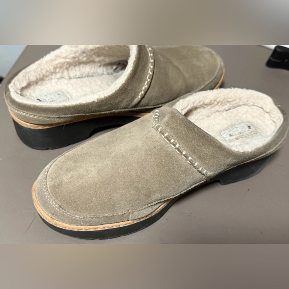 UGG Women’s Size 8 1/2 Lynwood Closed Toe Clogs Shoes Khaki Color Suede - Picture 11 of 15